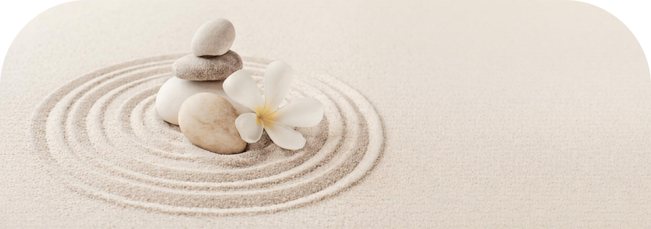 Gestapelde stenen in een zen tuin, symbool voor balans en groei